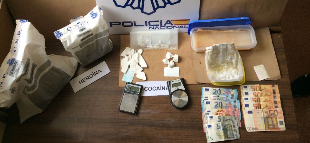 Al detenido se le incautaron heroína, cocaína y elementos para la preparación de las drogas. 