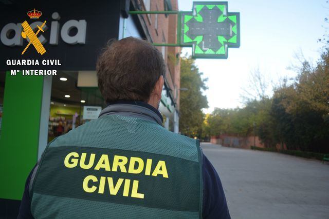 Guardia Civil ante una farmacia