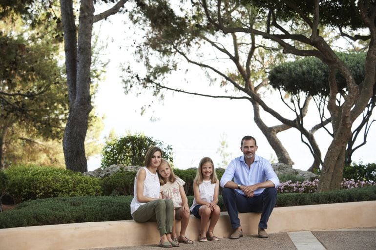 Palma de Mallorca - Agosto 03: Posado de los reyes con sus hijas en los jardines de Marivent 