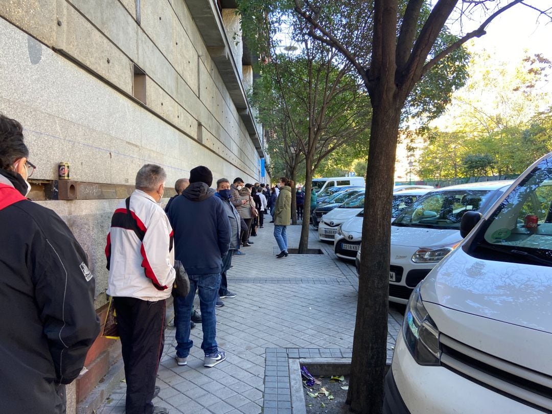 Cola para entrar en la sala de extracción del Hospital Gregorio Marañón.