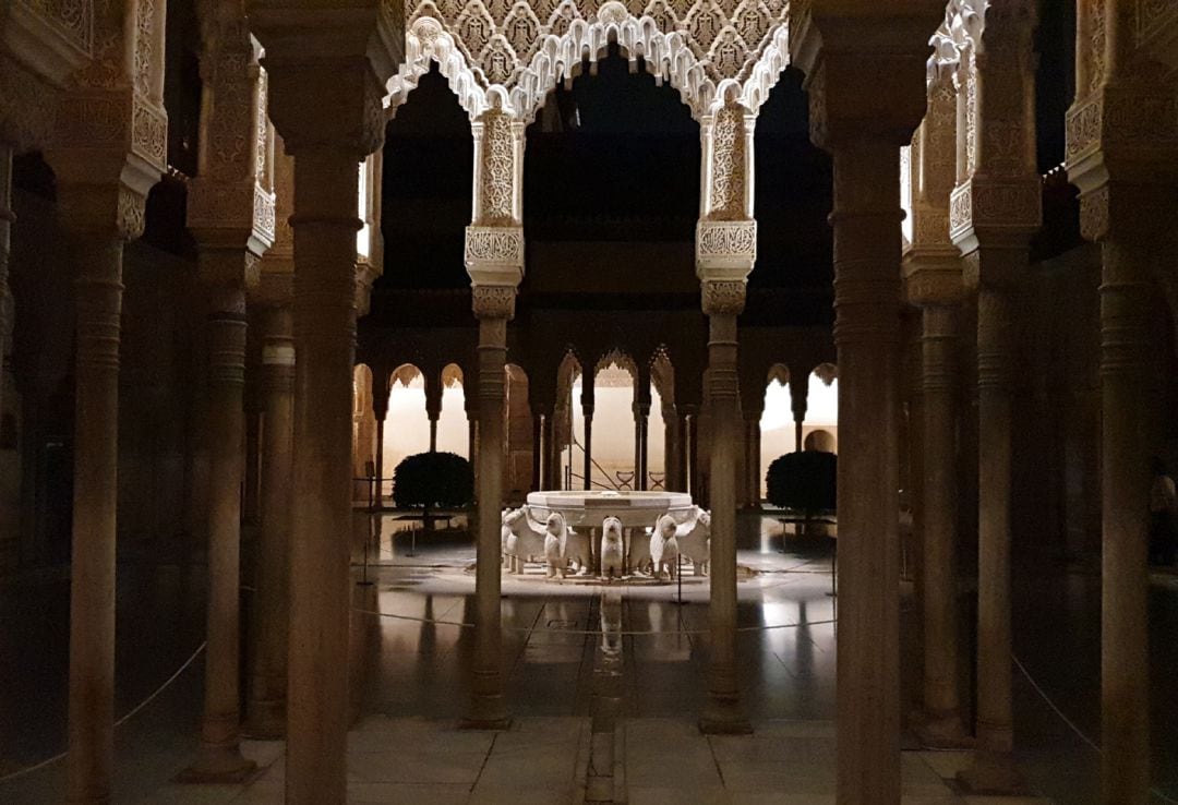 Patio de los Leones de la Alhambra, en Granada