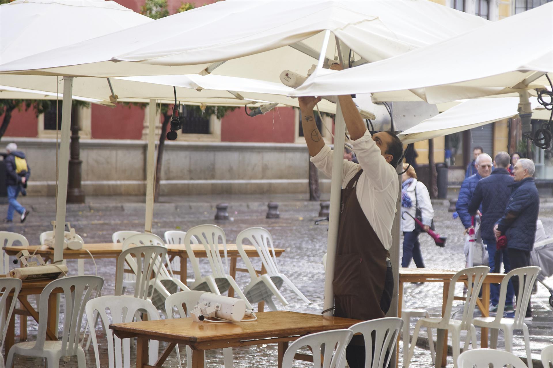 Archivo - Un camarero pone los calefactores en una terraza. Imagen de archivo. - Joaquin Corchero - Europa Press - Archivo