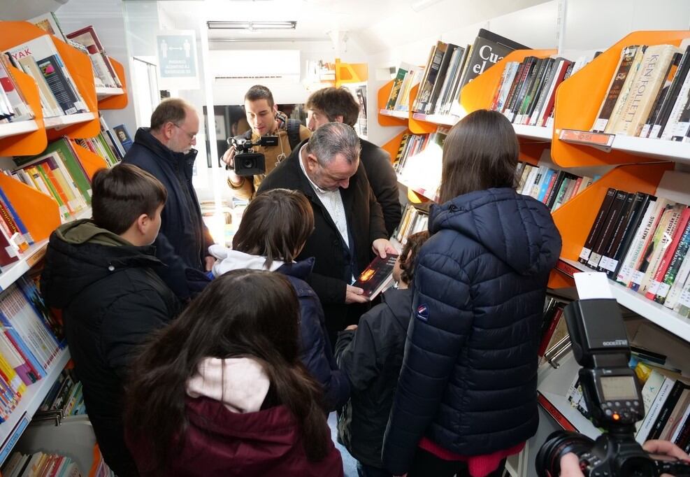 El presidente de la Diputación y los premiados en el concurso visitan un Bibliobús 