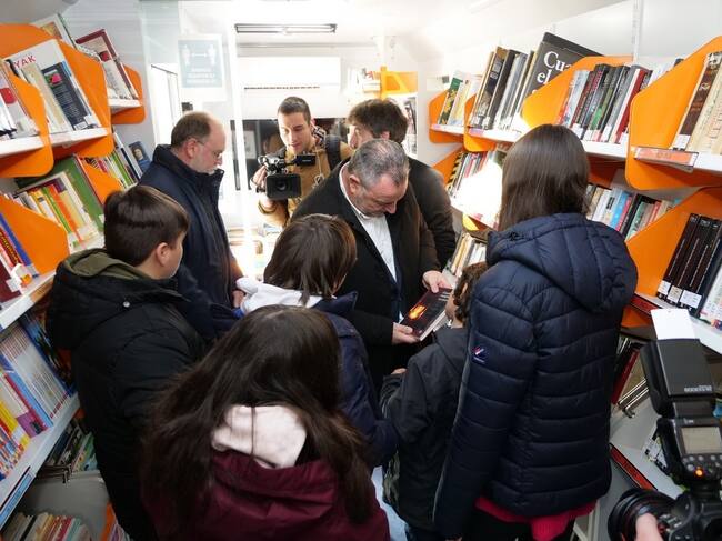 El presidente de la Diputación y los premiados en el concurso visitan un Bibliobús