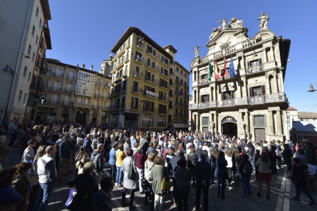 Concentración convocada con motivo del fallecimiento de una mujer en Pamplona supuestamente quemada por su pareja