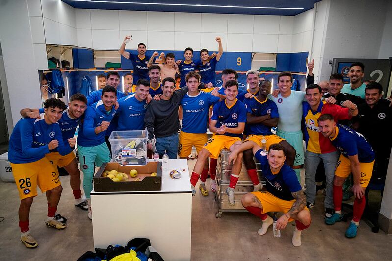 El vestidor de l'FC Andorra celebra el segon triomf de lliga a casa