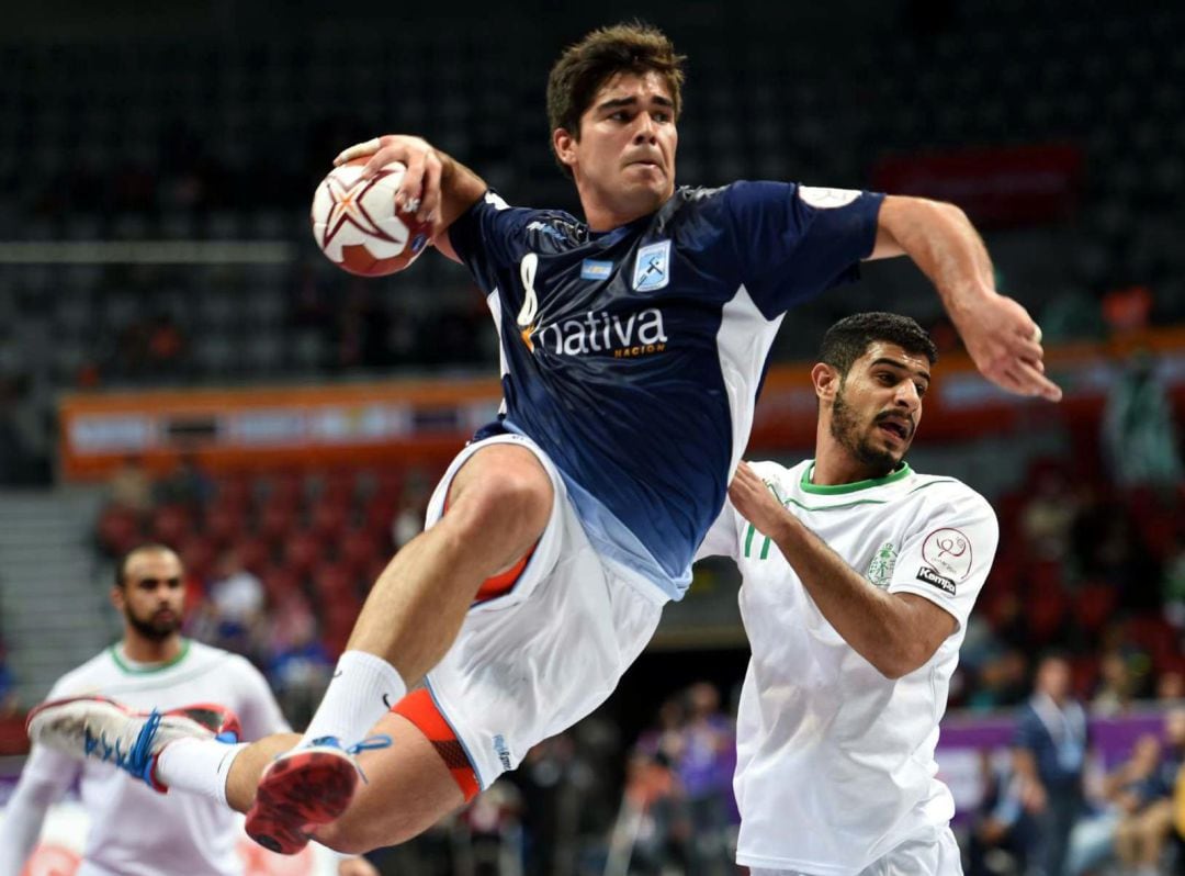 Pablo Simonet intenta un lanzamiento con la selección argentina