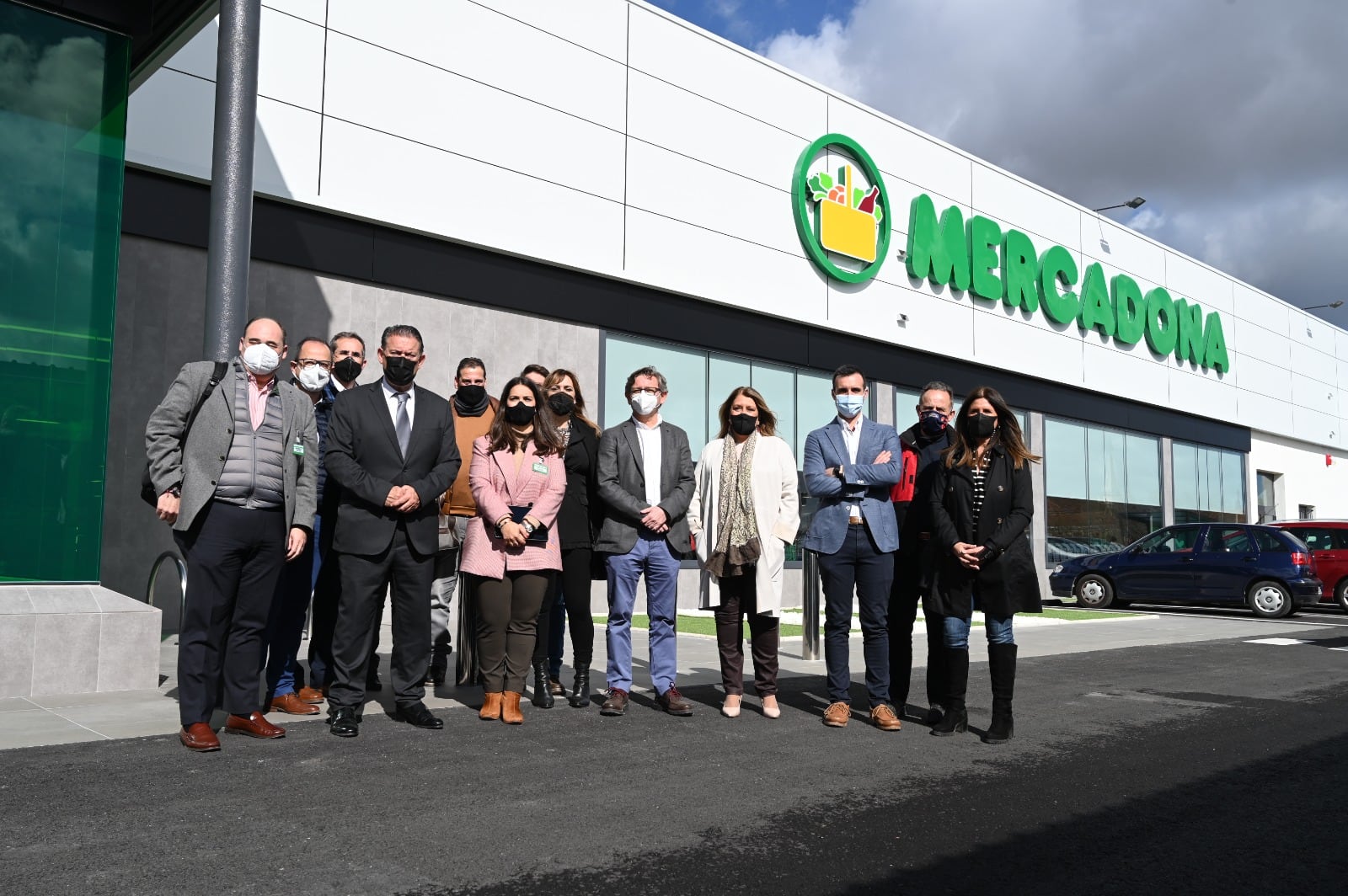 Autoridades municipales y directivos de Mercadona de Linares.