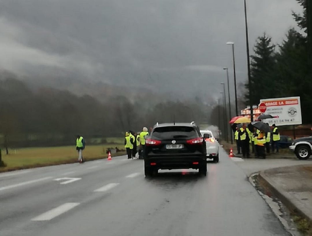 Una de les darreres protestes dels Armilles Grogues prop de Tarascó, als accessos amb el Pas de la Casa.