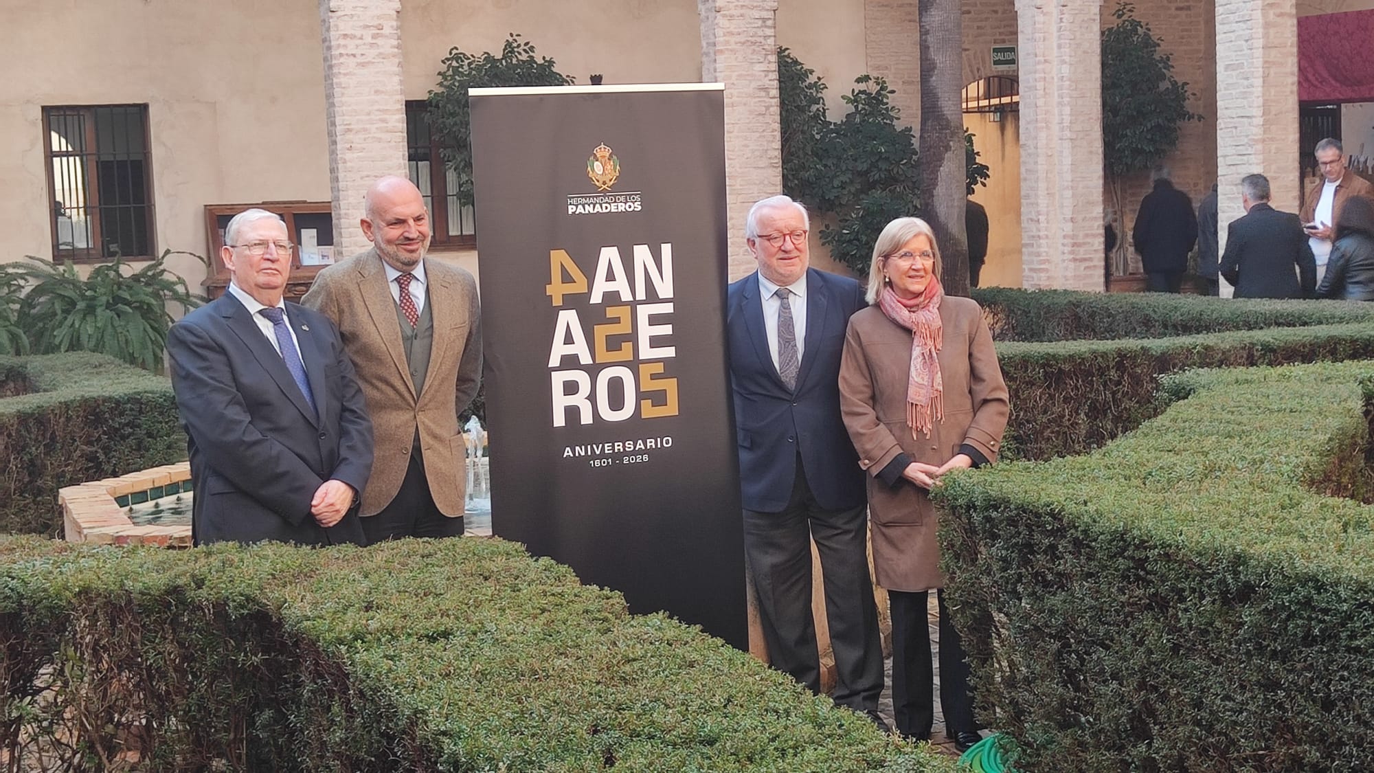 De izquierda a derecha flanqueando el logotipo del 425 aniversario de Los Panaderos, Paco Vélez, presidente del Consejo de Cofradías; Manuel Alés, delegado municipal de Fiestas Mayores; Pepe Cristóbal, comisionado episcopal para la Hermandad del Miércoles Santo; y Amidea Navarro, delegada municipal del Distrito Casco Antiguo