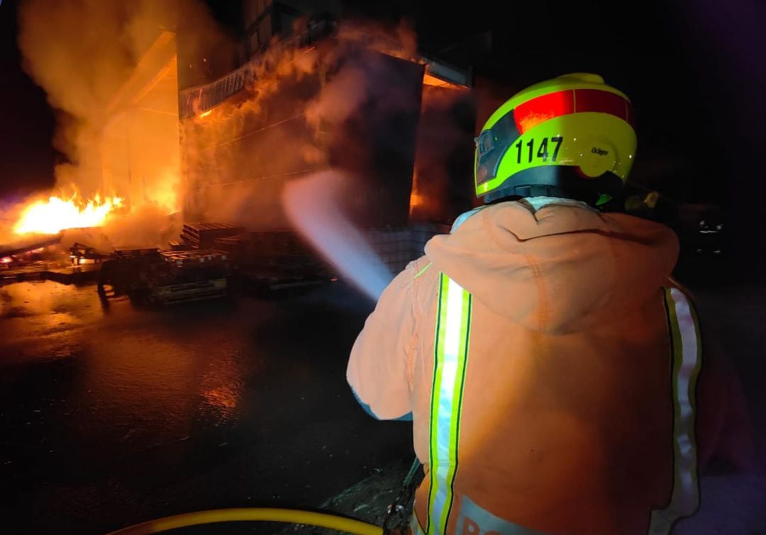 Los bomberos trabajan desde última hora de este viernes para controlar el incendio en una fábrica de l&#039;Alcúdia. 