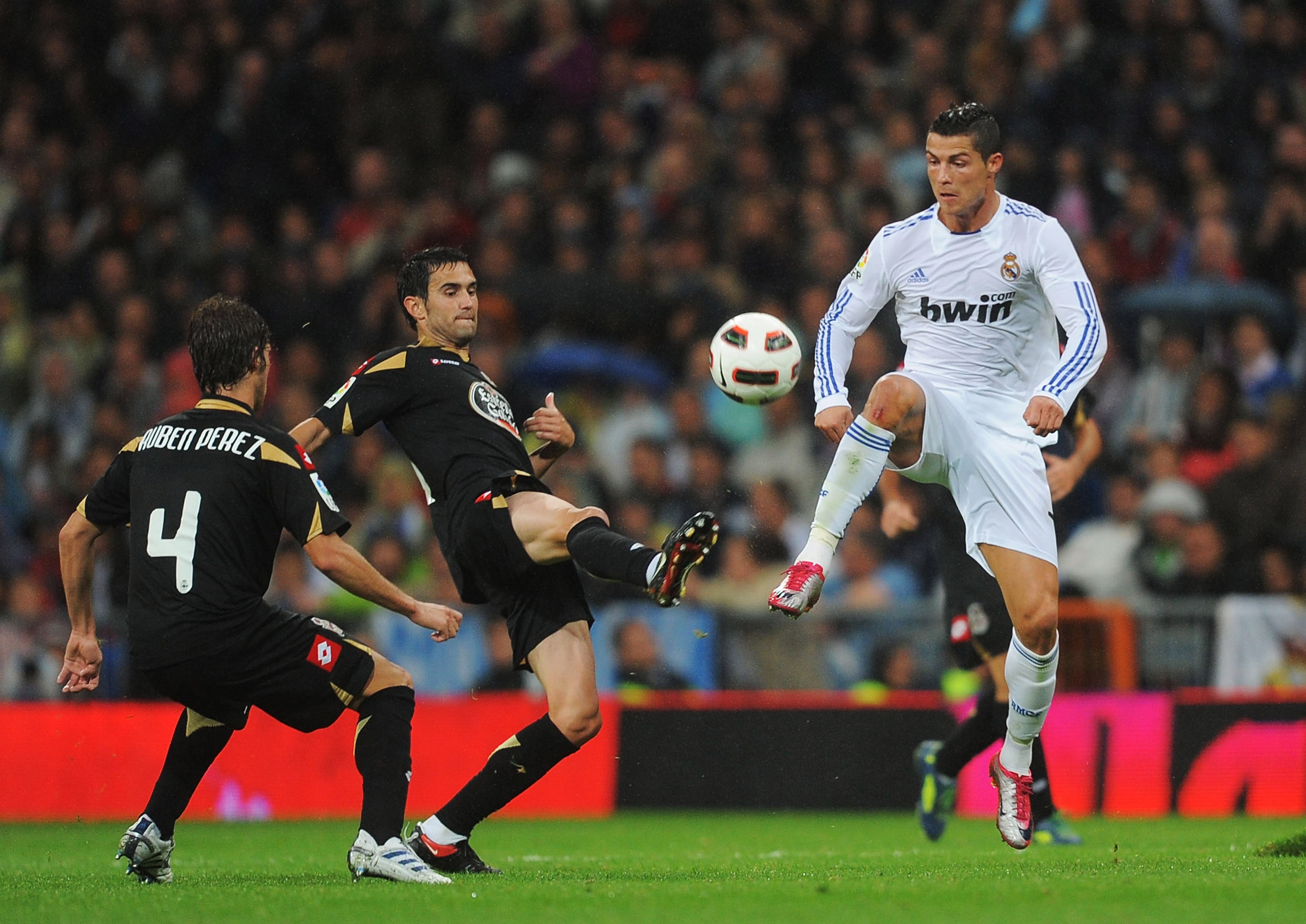 Cristiano Ronaldo lucha un balón en el duelo ante el Deportivo de la Coruña en 2010, partido al que se refiere Iturralde González