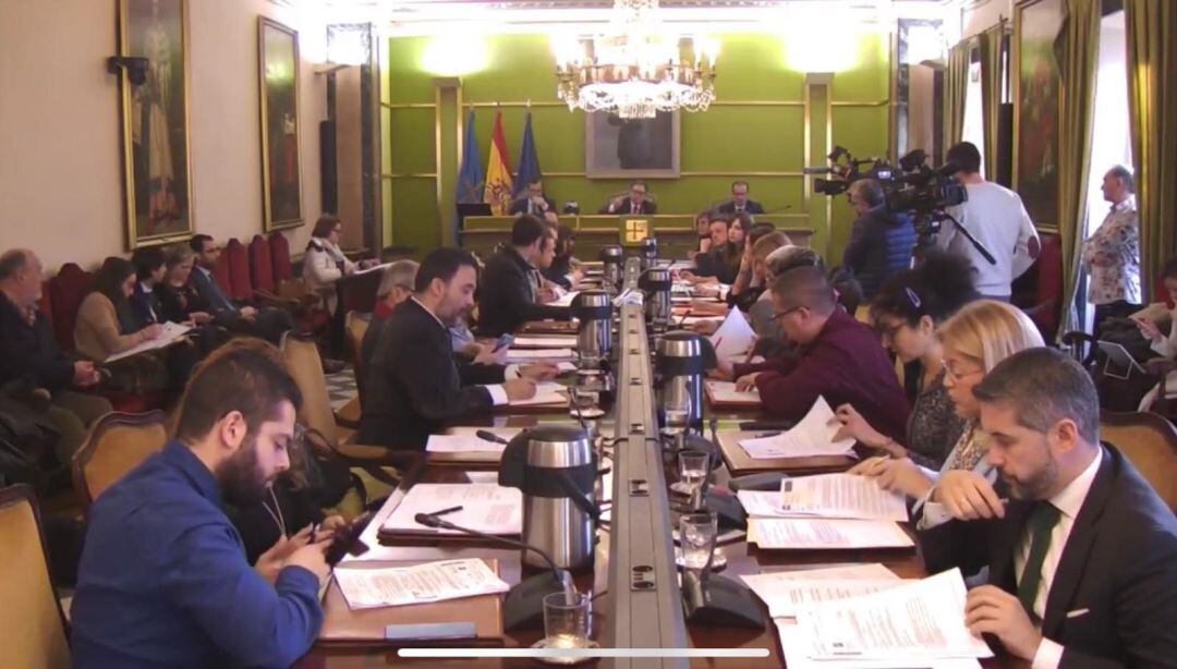 Un momento del primer pleno del año 2020 en el ayuntamiento de Oviedo.