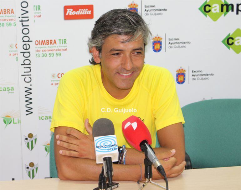 El entrenador del Guijuelo en rueda de prensa.