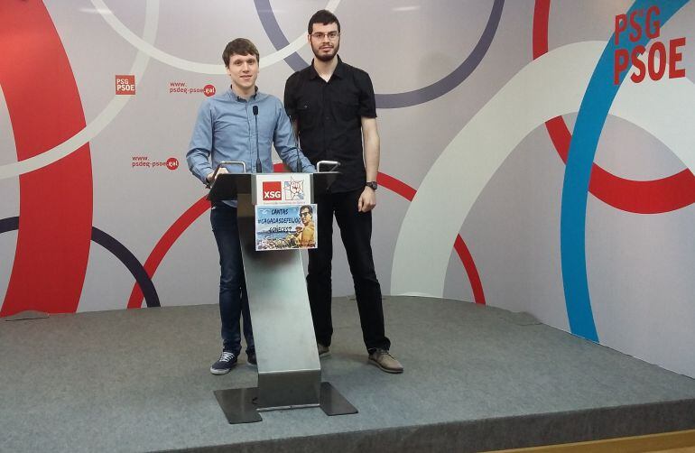 El secretario xeral de las Xuventudes Socialistas de Galicia, Aitor Bouza (izquierda), y el secretario de Educación, Rubén Prol (derecha), durante la presentación de las conclusiones de la campaña &#039;Cagadas educativas&#039;.