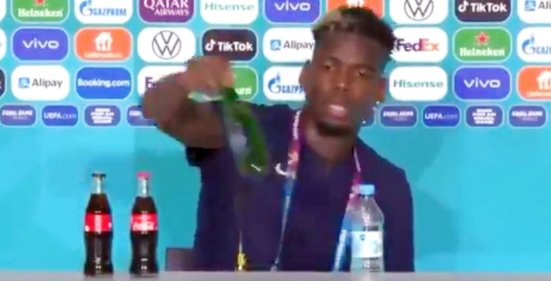 Paul Pogba, retirando la botella de cerveza de la sala de prensa.