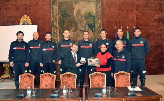 Emilio León, Sergio Palma, Antonio González, Manuel Gómez, Joaquín Porras, Antonio Martínez, Francisco García y Javier Jaén, los componentes del equipo de bomberos