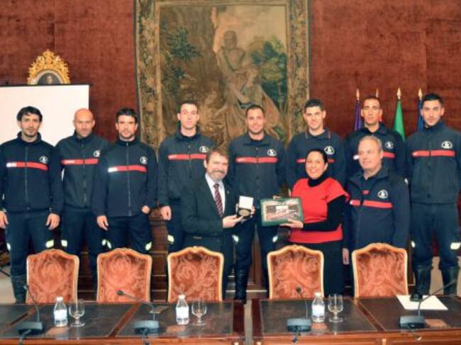 Emilio León, Sergio Palma, Antonio González, Manuel Gómez, Joaquín Porras, Antonio Martínez, Francisco García y Javier Jaén, los componentes del equipo de bomberos