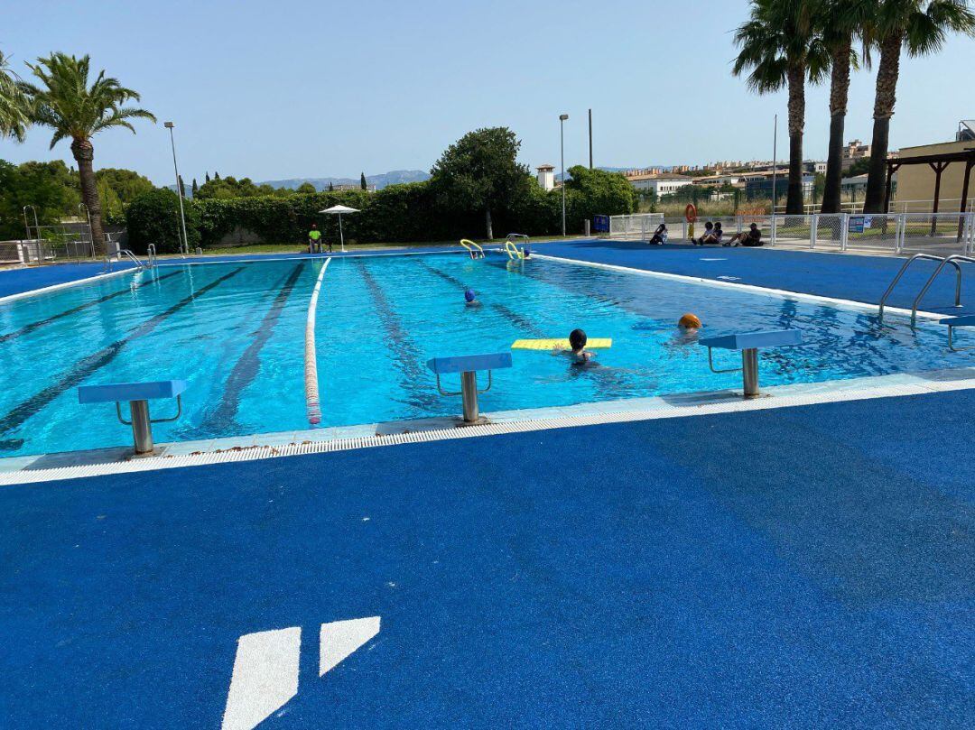 Piscina descubierta del polideportivo Sant Ferran. 