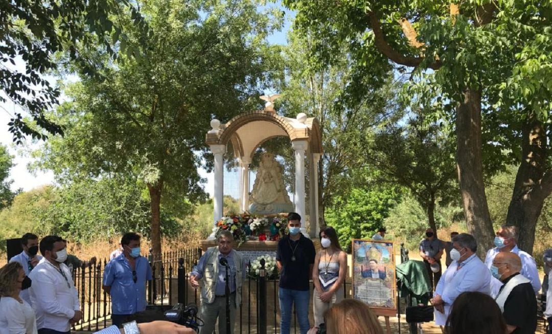 Imagen del homenaje al Mani ne el Monumento a la Virgen del Rocío del Vado de Quema