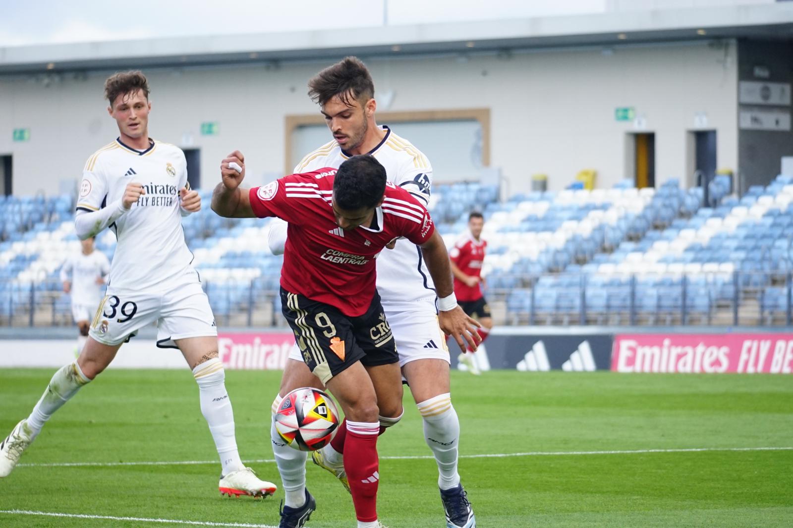 Amin defiende la pelota en Valdebebas contra el Real Madrid Castilla. Febrero 2024