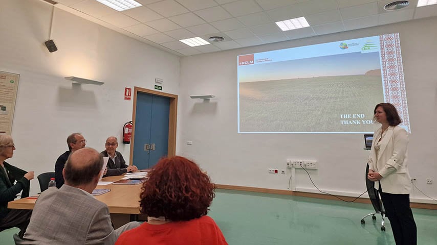 Tetiana Tretiakova en la exposición de su tesis doctoral