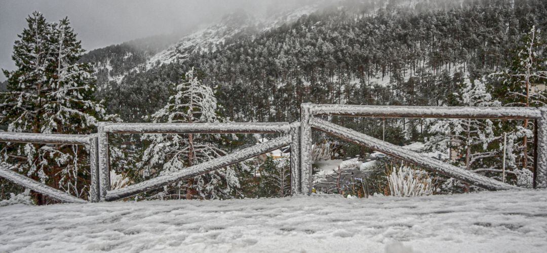 Valla cubierta de nieve durante el temporal de nieve en la Sierra de Madrid, en el Puerto de Navacerrada (Madrid) a 16 de noviembre de 2019.