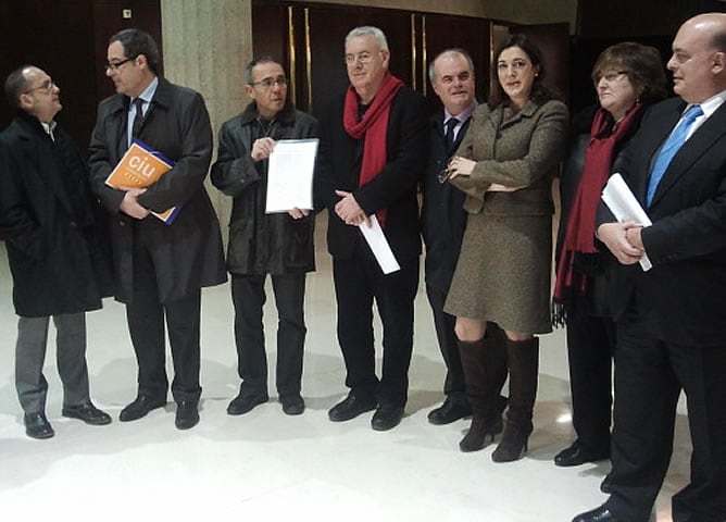 Diputados de PSOE, CiU, IU, ICV, UPyD y PNV, reunidos para presentar un recurso por la no revalorización de las pensiones en el Tribunal Constitucional