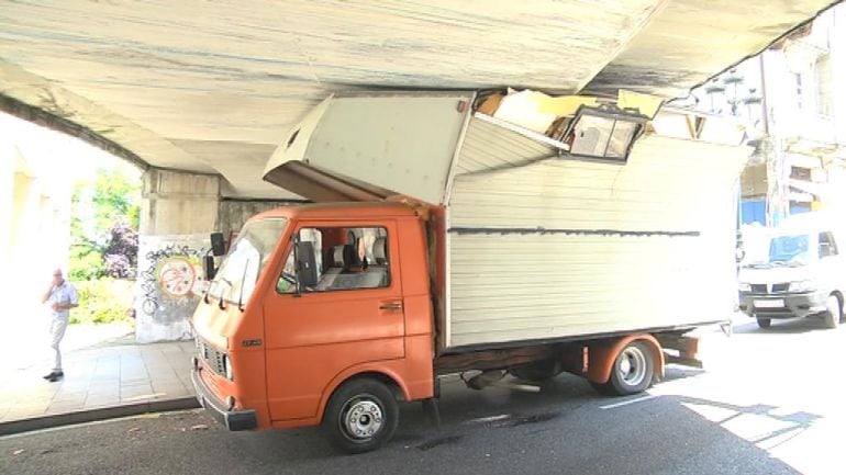 Destrozada, así quedaba la autocaravana atrapada en Alfonso XIII