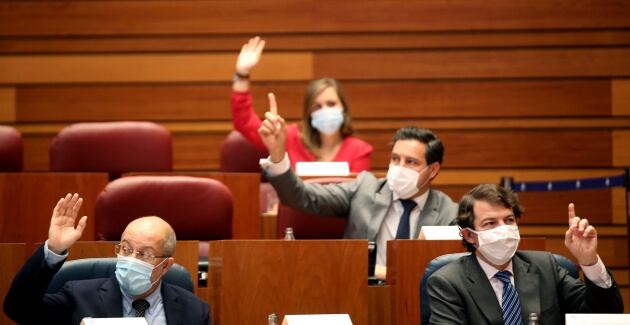 Alfonso Fernández Mañueco, presidente de la Junta, y Francisco Igea, vicepresidente y portavoz, durante el momento de la votación a mano alzada en las Cortes de Castilla y León