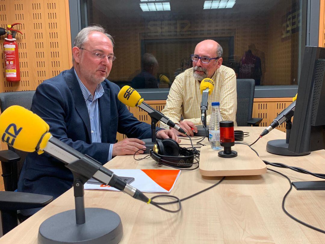 Enrique Rivero (i) en los estudios de Radio Palencia junto a Juan Francisco Rojo (d)