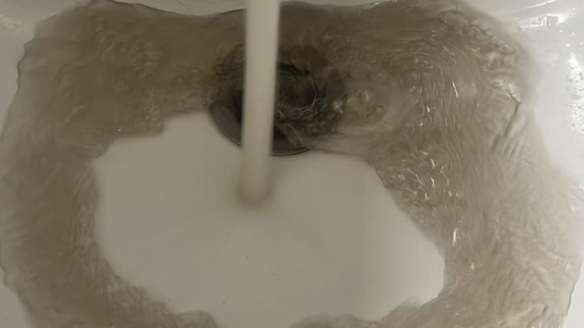 Las primeras lluvias en territorio quemado dejan a más de un millar de vecinos de Puente y Salas sin agua potable