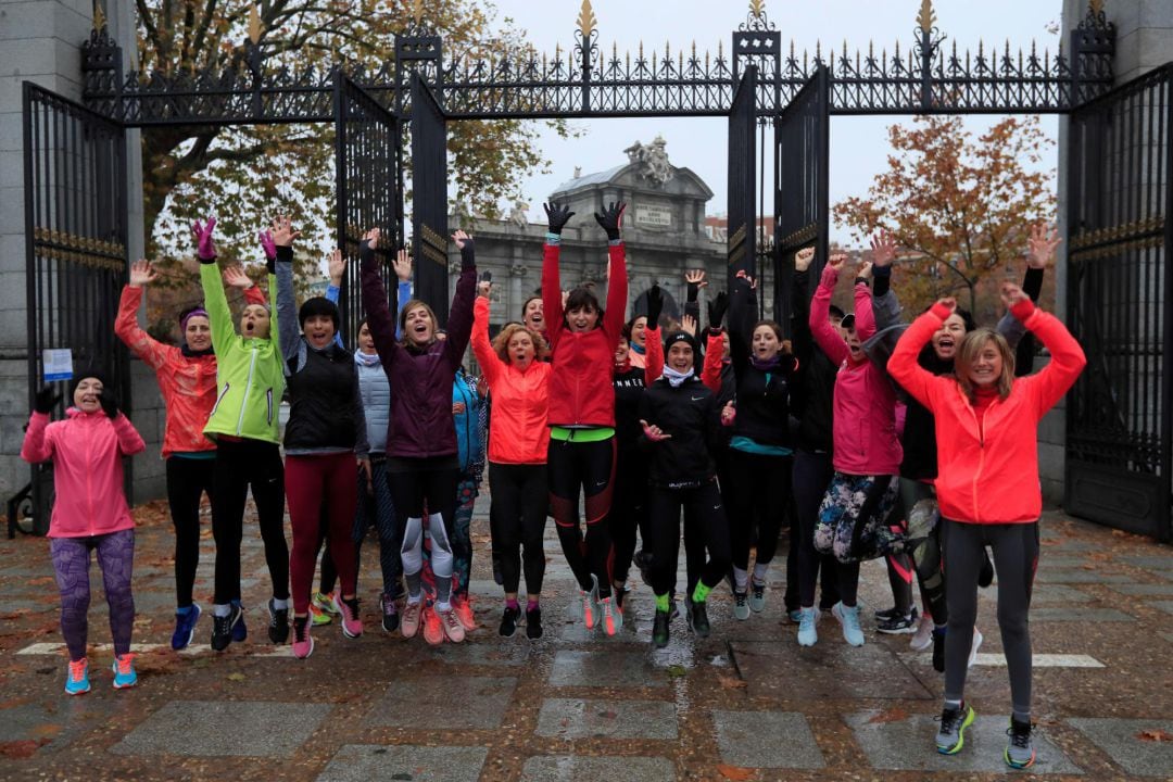 Un grupo de mujeres se reune para correr juntas. 