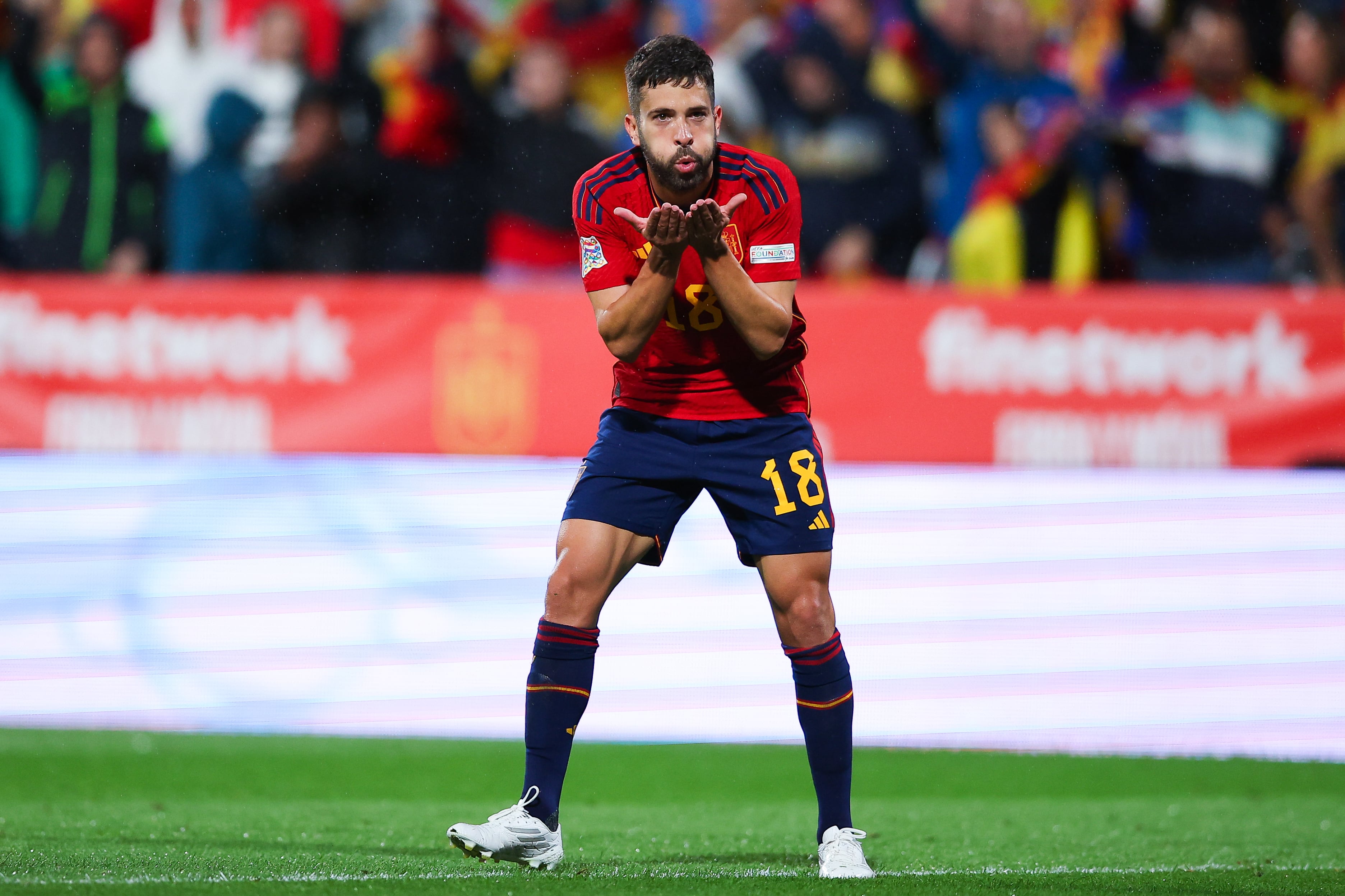 Jordi Alba celebra un gol con España