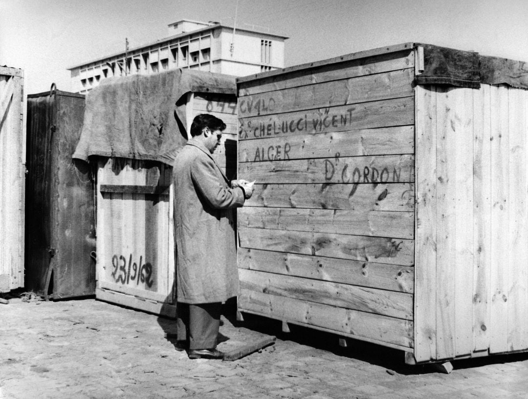 Cajones en el puerto de Marsella con los efectos de europeos repatriados por Francia tras la procamación de independencia de Argelia el 5 de julio de 1962. 