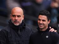 Pep Guardiola y Mikel Arteta se saludan antes del partido de la Premier League entre el Manchester City y el Arsenal