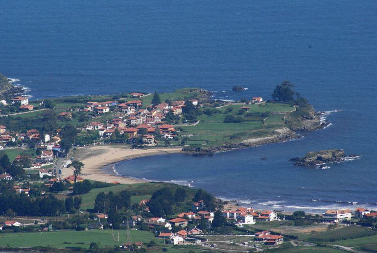 Las medusas, todas ellas inocuas, han llegado a varias playas de la mitad oriental de Asturias.