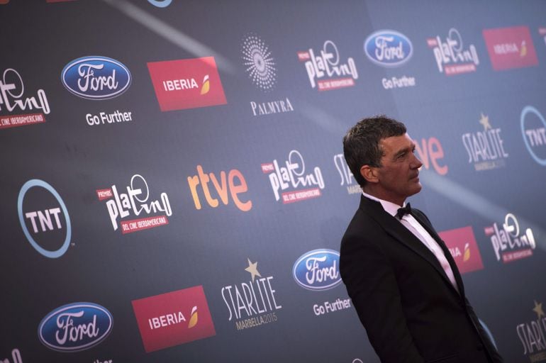 GRA244 MARBELLA (MÁLAGA), 18/07/2015.- El actor malagueño Antonio Banderas a su llega a la ceremonia de entrega de la segunda edición de los Premios Platino del Cine Iberoamericano, celebrada hoy en el recinto del Starlite Festival de Marbella, Málaga. Ba