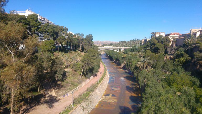 Cauce del río con agua