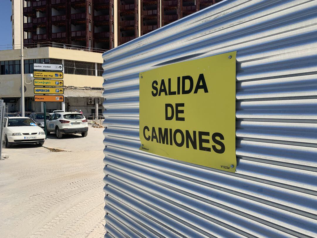 Obras de la Residencia del Tiempo Libre de Cádiz, donde el Ayuntamiento ha ordenado parar la salida de camiones