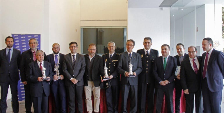 Fotografía con los galardonados de los Premios Nazareno del Año de Radio Granada y El Corte Inglés