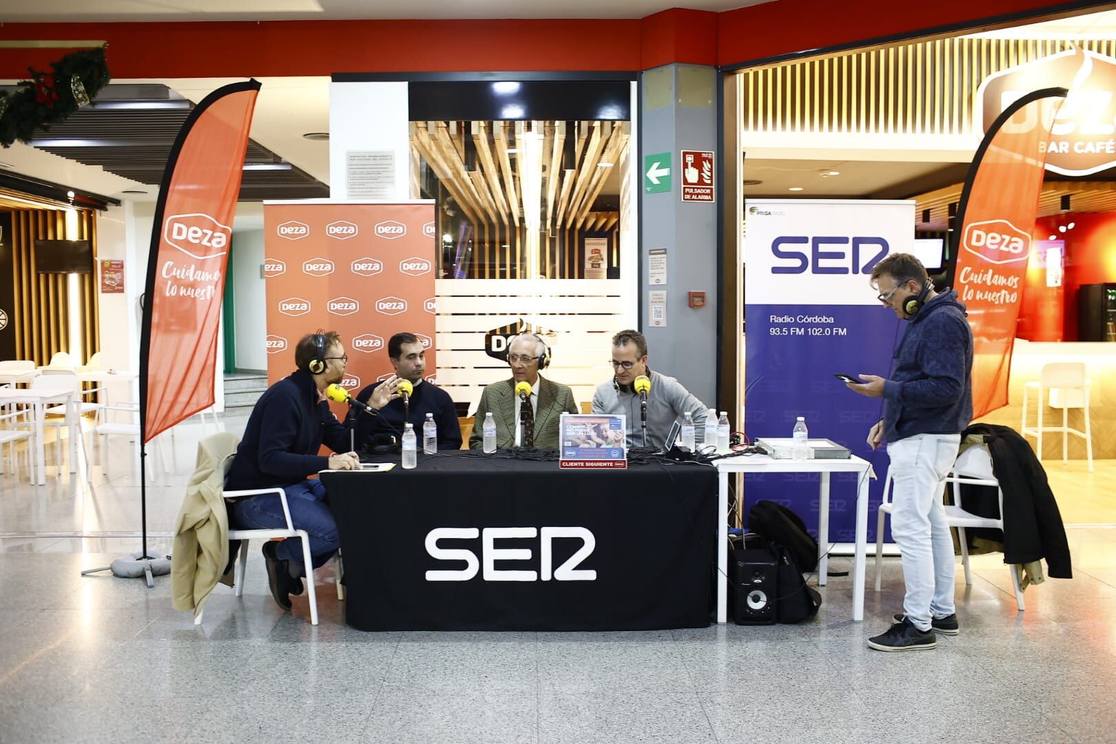 Alberto Martínez, de Unieléctrica, Juan José Cas, del Banco de Alimentos y Antonio Deza, de supermercados Deza comparten mesa con José Manuel León