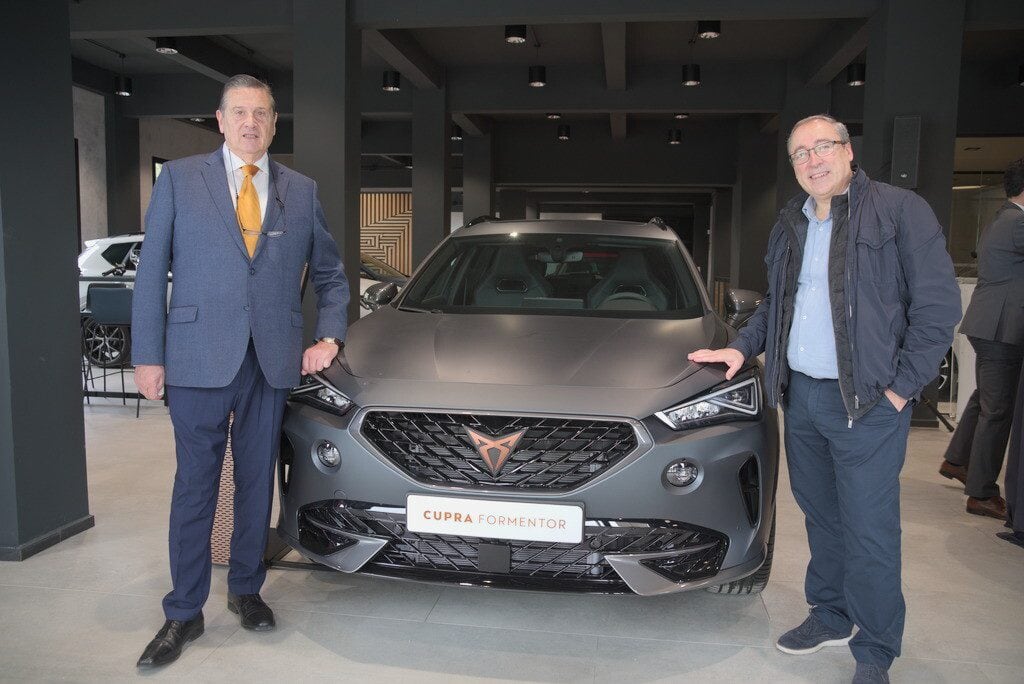 El gerente y propietarios del Grupo Meuri, Luis Uriona, y el director general de Seat / Cupra, Mikel Palomera, posan junto al Cupra Formentor en el nuevo Cupra Garage de Galdakauto, en Erandio.