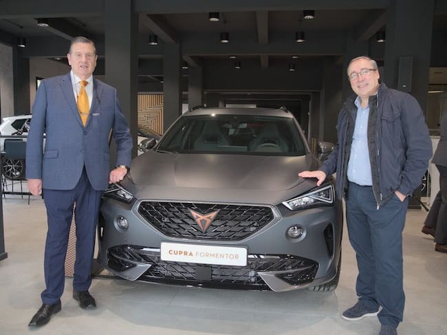 El gerente y propietarios del Grupo Meuri, Luis Uriona, y el director general de Seat / Cupra, Mikel Palomera, posan junto al Cupra Formentor en el nuevo Cupra Garage de Galdakauto, en Erandio.