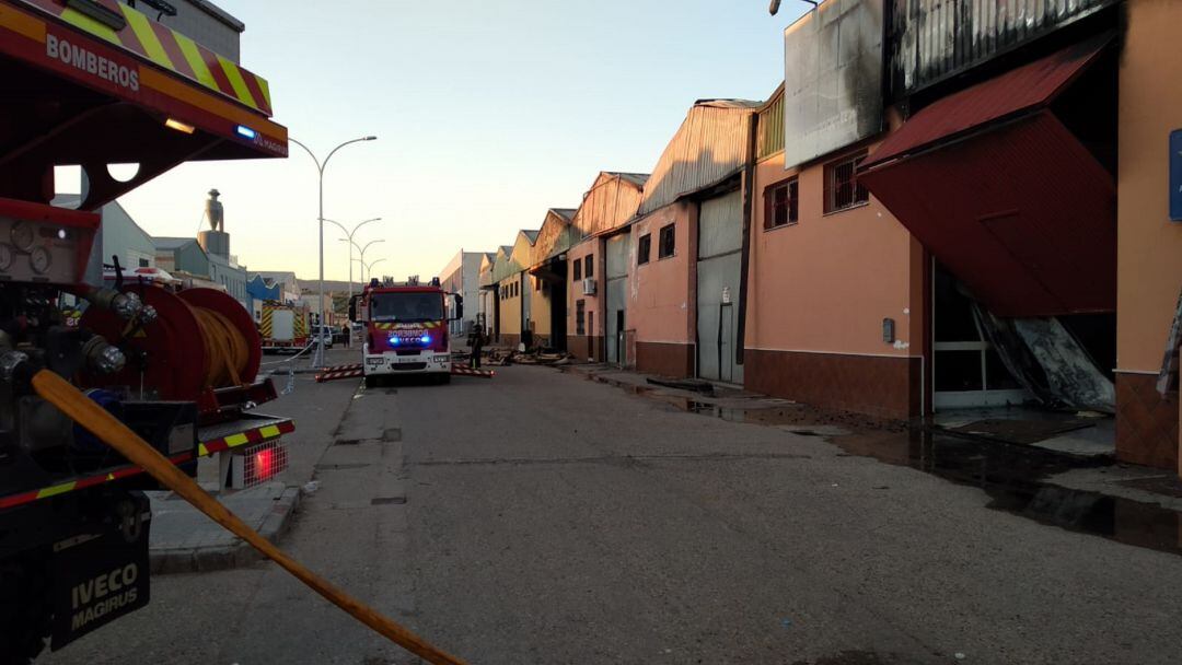 Los bomberos de Andújar extinguen un incendio en el Polígono Industrial de Marmolejo.