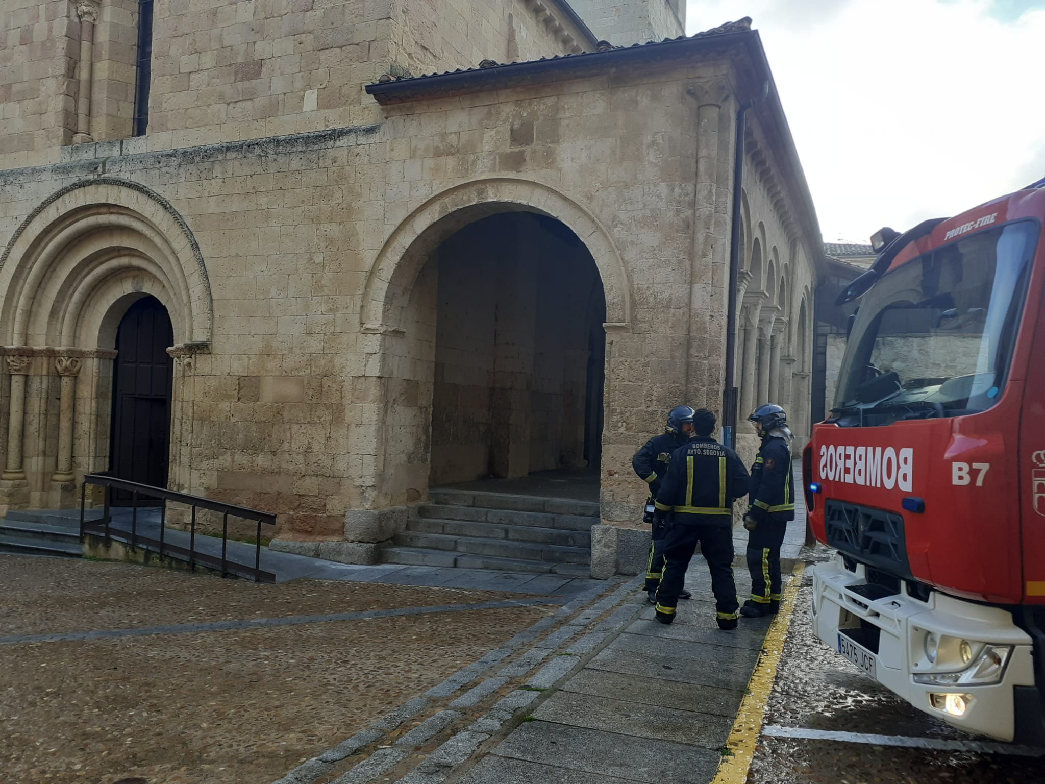 Bomberos en la Iglesia de la Santísima Trinidad (Segovia)
