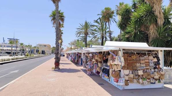 Los "hippies" tienen esperanza en la Navidad en la nueva ubicación del puerto