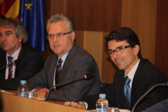 Al centre, l'alcalde de Salou Pere Granados (CiU), a la dreta, Mario Garcia (PP), el dia del trencament del govern