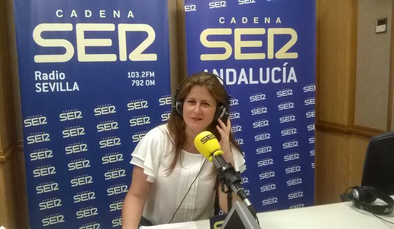 Susana Serrano, portavoz municipal de Participa Sevilla, en el estudio central de Radio Sevilla