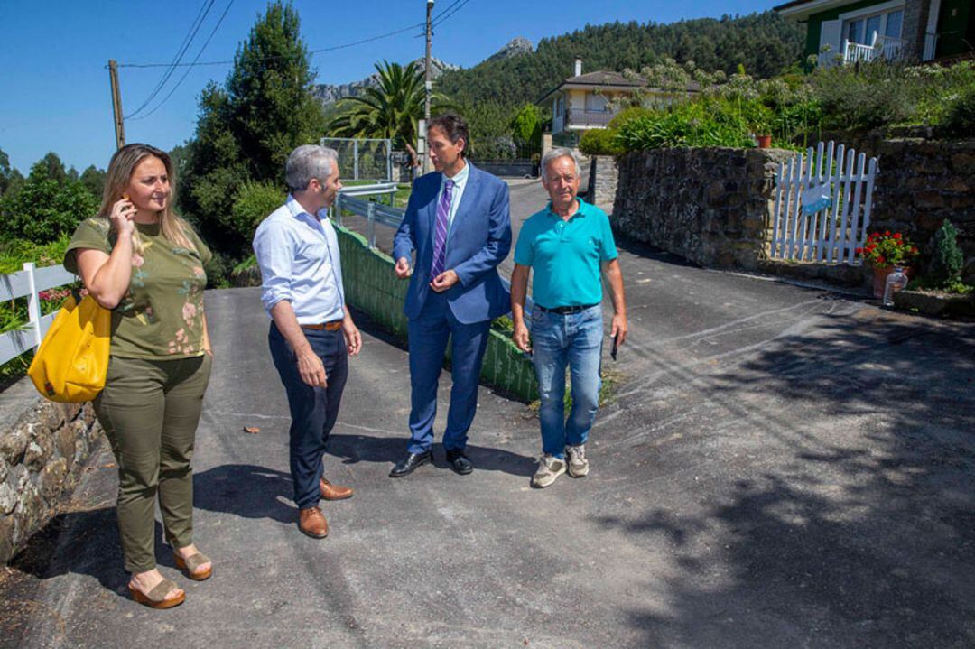 José Luis Gochicoa, acompañado por el alcalde y otros miembros de la Corporación.